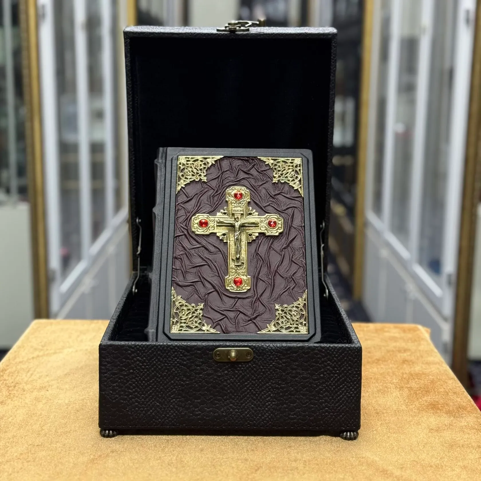 Библия с крестом в коробе